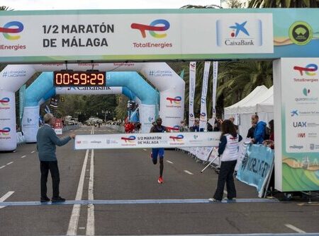 Récord histórico en la Media Maratón de Málaga con 12.000 corredores y dominio keniataVincent Kipkorir y Esther Chebet se proclaman ganadores en una edición multitudinaria con salida y meta en el Paseo del Parque
