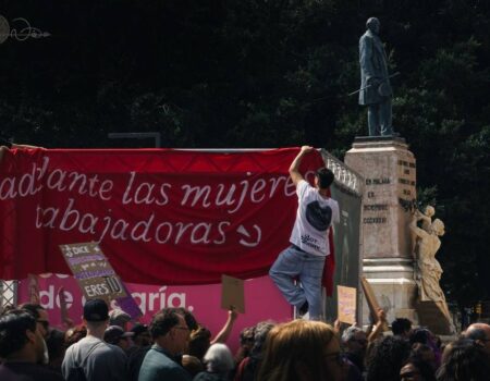 La marcha del 8M toma el monumento a Larios: «No somos histéricas, somos históricas»La manifestación feminista a su paso por el centro de Málaga subraya el contraste de la emblemática estatua, donde la mujer representa la caridad y el hombre el trabajo.