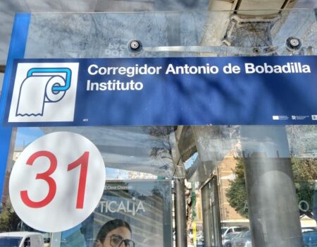 Papel higiénico para ‘adornar’ una parada de autobúsEs parte de la ‘decoración’ de la EMT de Málaga