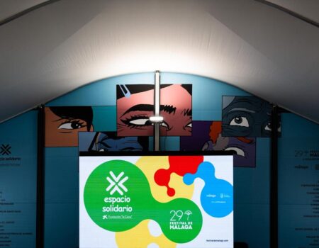 Paco de la Torre saluda a los voluntarios de CaixaBank en el espacio solidario del Festival de MálagaEl encuentro con el alcalde se enmarca en la proyección y mesa redonda "8 cimas por la vida"