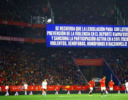 ‘Musulmán el que no bote’: el fútbol que aplaude y discriminaGritos xenófobos en el amistoso España-Egipto