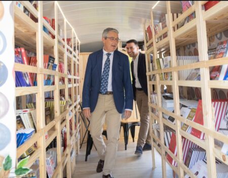 Libros sobre ruedas: Málaga lleva más de 4.000 ejemplares a los mayores de la provinciaDos bibliobuses recorrerán los pueblos pequeños de Málaga hasta el 12 de mayo para repartir cultura y 4.000 libros entre nuestros mayores